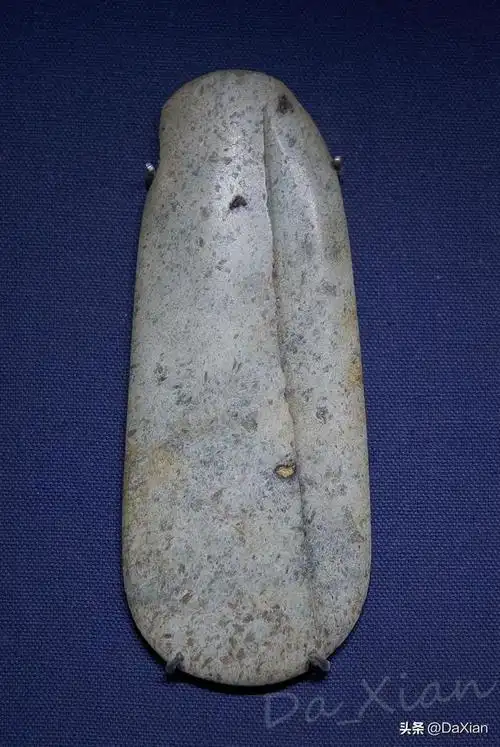 出土新石器时代(bp5500)玉鹰玉器在凌家滩文化中占有非常重要的位置