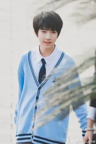 穿校服自成风景线的演员# 贺峻霖 好久. 来自彘儿的阿娇 - 微博