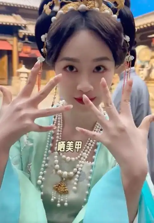 网友偶遇33岁蓝盈莹民族服饰穿得有模有样还吃泥鳅火锅