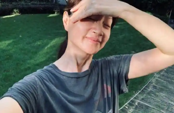 朱亚文妻子沈佳妮晒素颜近照,肤色健康,眼部皱纹却明显遮不住_压力_施