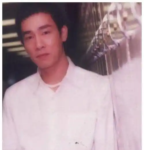 原创陈小春即使现在幸福美满但3000元卖掉的弟弟仍是最大的遗憾