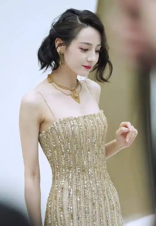 迪丽热巴金色抹胸鱼尾裙,明艳大方,优雅高贵,值得一看_星星_大海_星辰