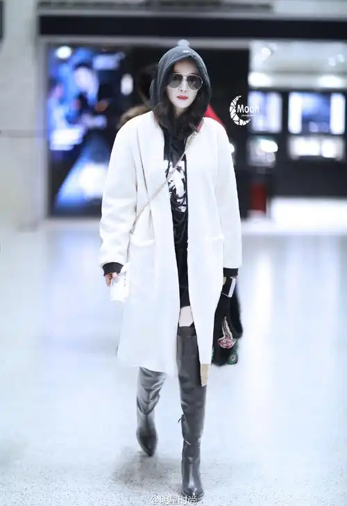 杨幂机场街拍秒变锦衣卫,瞬间开启时装秀模. 来自明星时尚 - 微博