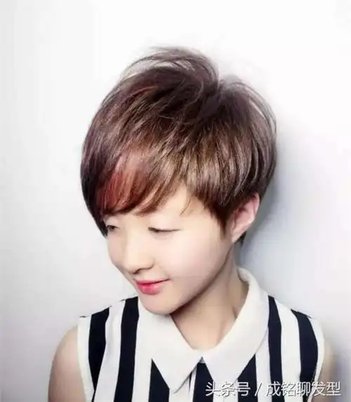 今年短发流行的是短波波碎发发型