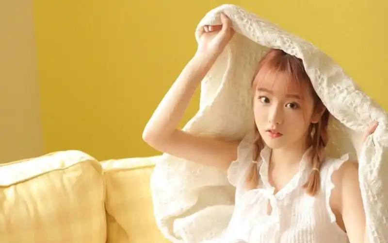 干净白皙可爱萌妹子俏皮写真