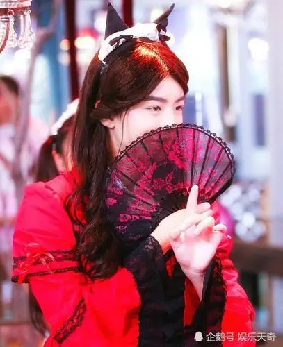 章若楠天使脸够仙了,当看到王俊凯女装后,网友:美的让人窒息