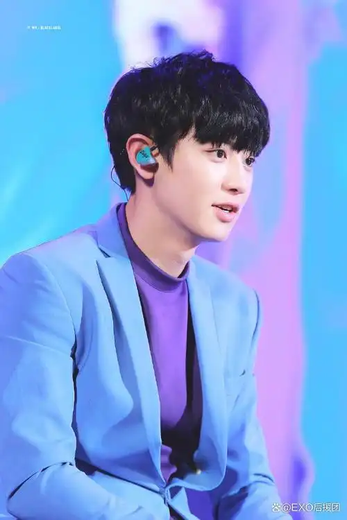 朴灿烈穿蓝色西装尽显优雅个性,剪裁得体勾勒挺拔身姿