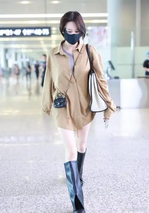 张馨予一头短发干净利落身着土黄色长衬衫黑色长筒靴大秀长腿