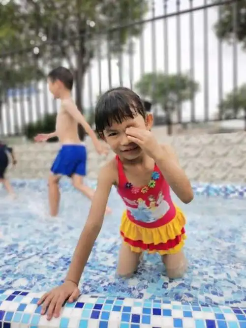 第一次在幼儿园玩水,真开心!