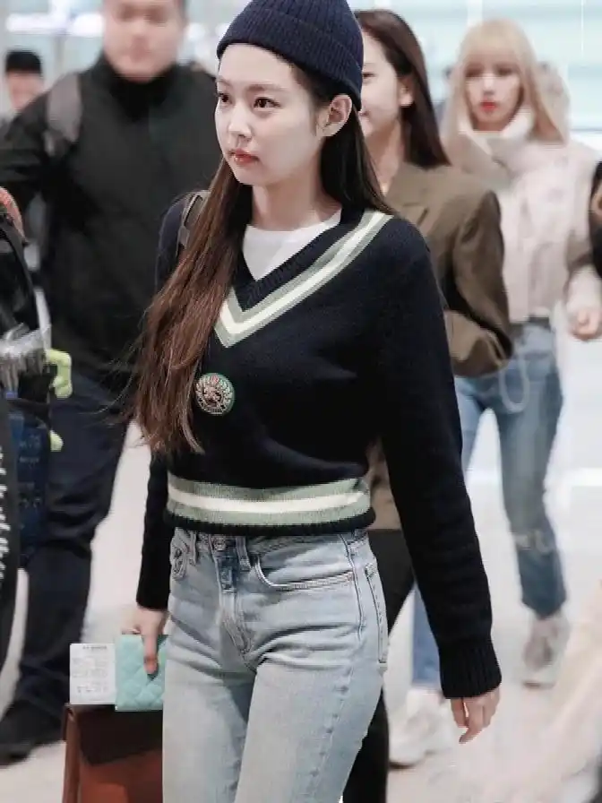 金珍妮机场私服开启"保温模式",不秀腰,不露腿,照样美飒迷人