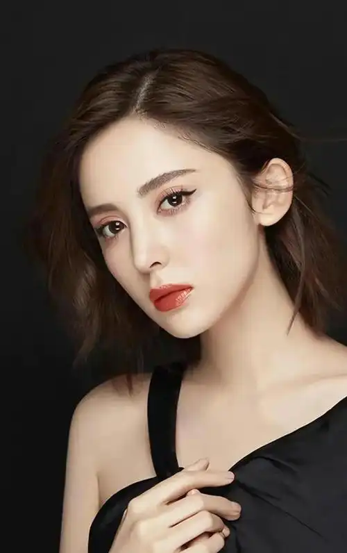 古力娜扎五官精致妩媚动人