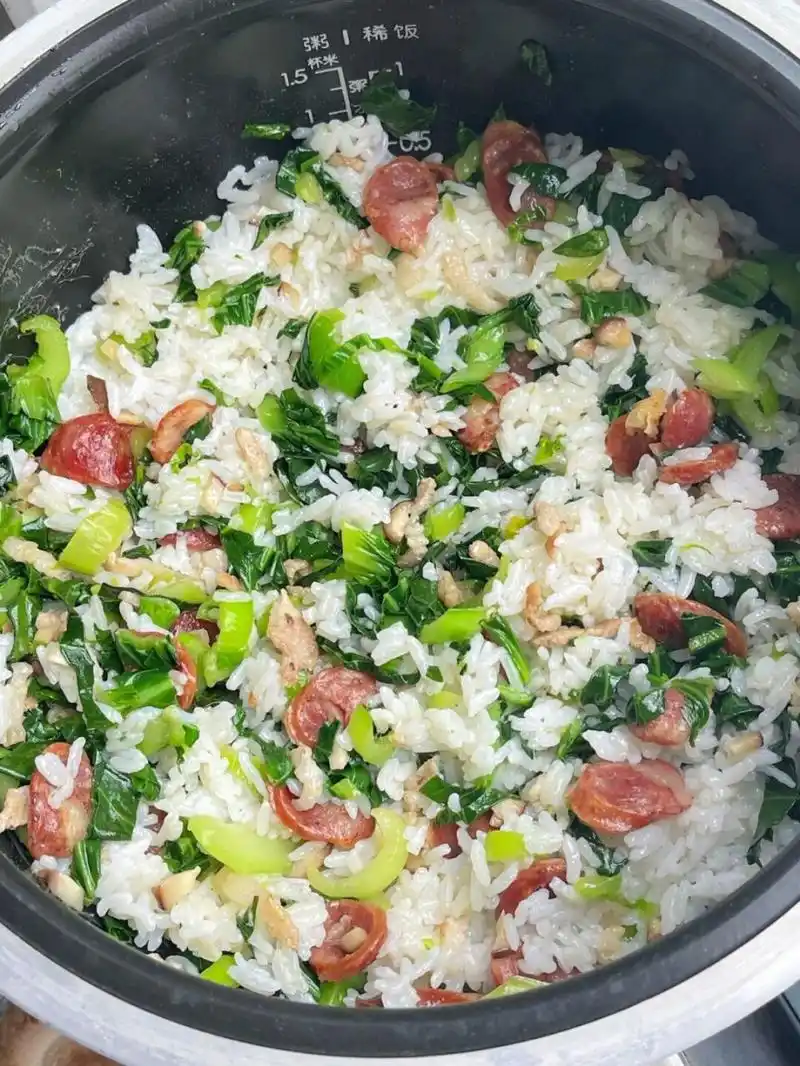 以前我做米饭都是炒饭,直到我妈给我做了这个青菜饭,真的好吃!