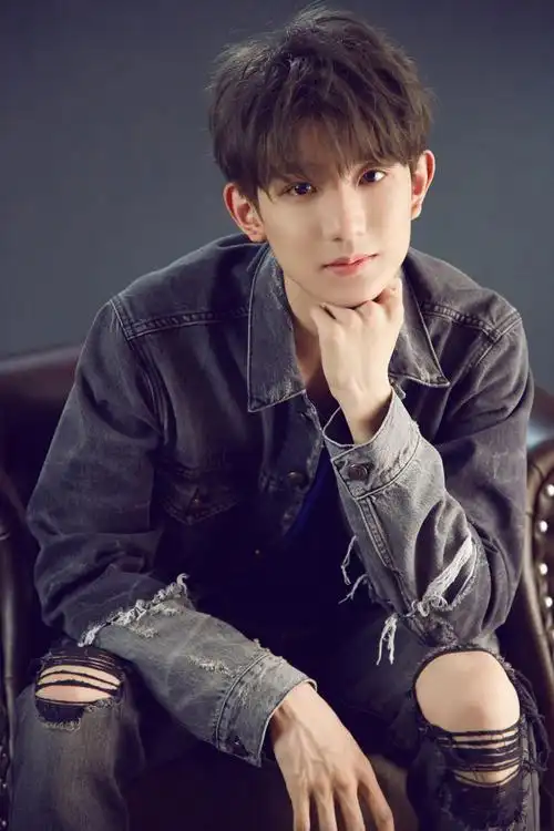 粉丝为"莱阳"做新衣,竟与王源爸爸撞同款,太萌了