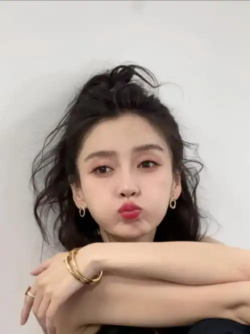 angelababy黑白碰撞半扎马尾造型##杨颖的眼妆好闪