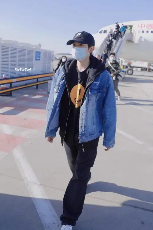 王源牛仔外套机场饭拍##王源2023岁稔予安