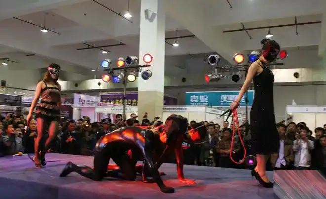中原性文化节大尺度性趣表演出人意料(图)