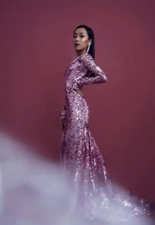 吉克隽逸这一身紫色系礼服不咋滴看起来真不适合她