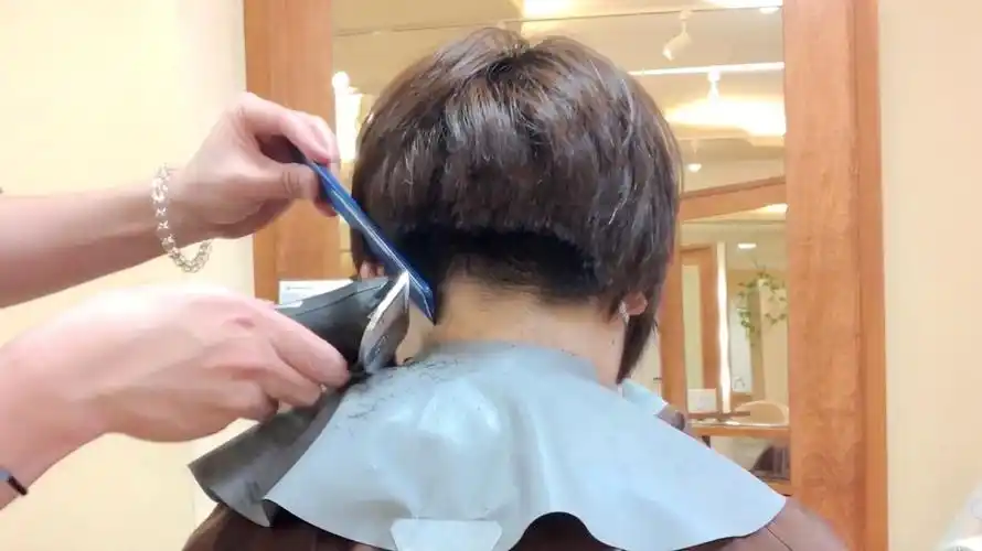 37岁女性嫌波波头太普通发型师后脑以上直接推完全不一样
