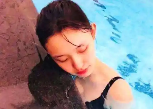 关晓彤"泳衣照"流出,精致身材让人着迷,鹿晗捡"漏"了_个人_时尚_照片