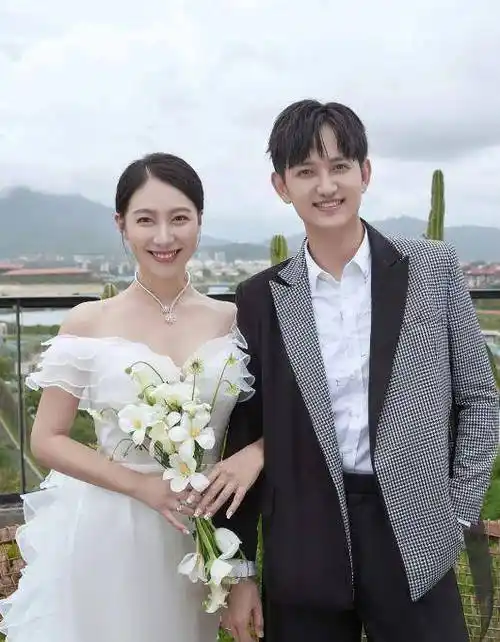 马可与王丹妮合体秀恩爱,互相投喂,网友:简直不要太幸福_老婆_孩子