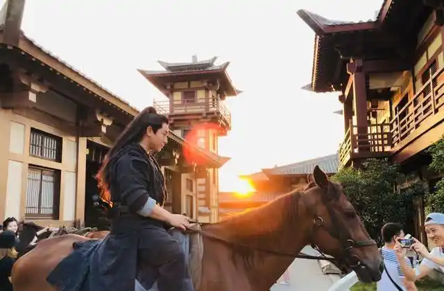 释小龙古装片场照黄昏余晖高头大马少侠英气仍在
