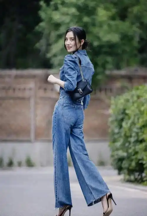 照片中,宋佳身穿牛仔西装,脚踩高跟鞋.他瞬间觉得自己身高一百八十.