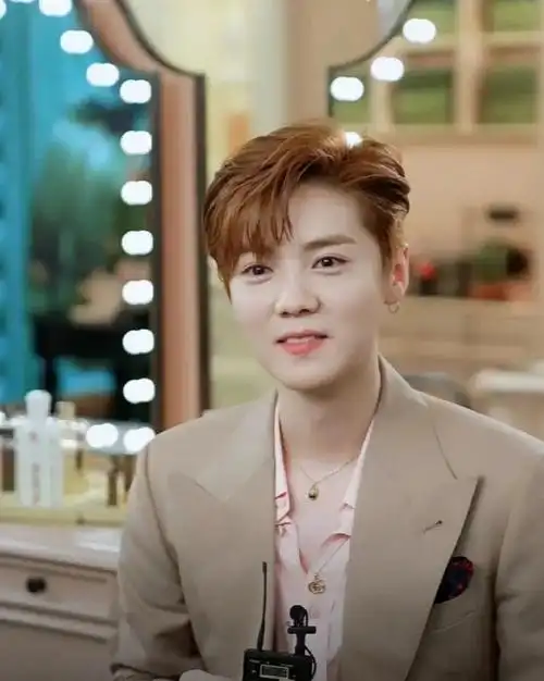 关晓彤鹿晗的面相真的很像经常在一起熬夜酗酒的,是很明显的浮肿面相