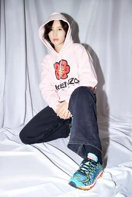 李斯丹妮身穿kenzo boke花朵连帽卫衣,搭配#kenzoxasics#联名运动鞋