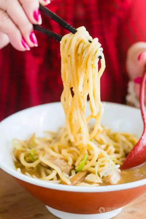 女人吃面条日本的食物风格照片-正版商用图片1fb5gd-摄图新视界