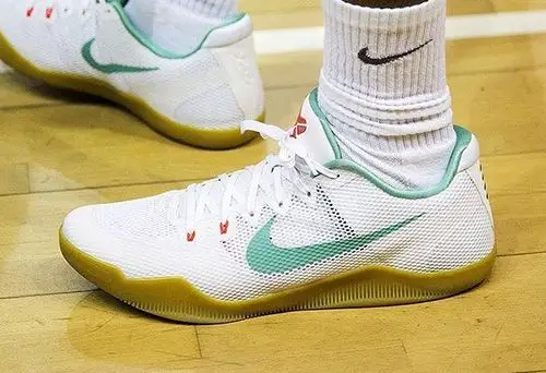 科比亲着上脚全新kobe11白生胶配色