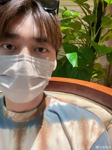 李易峰晒口罩怼脸自拍,帅哥果然是不挑角度的