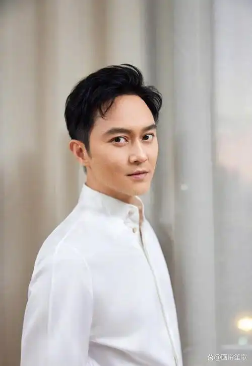 张智霖在香港被偶遇,脖子暴起青筋衣服皱巴巴,紧贴美女没边界感