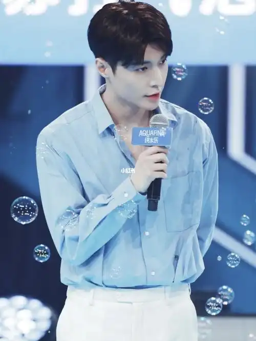 张艺兴夏季的尾巴遇到蓝朋友