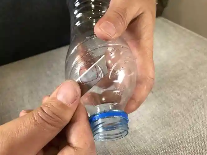 用嘟嘟嘟的方式唱出音高,饮料瓶会发出类似萨克斯等管乐器的演奏声效