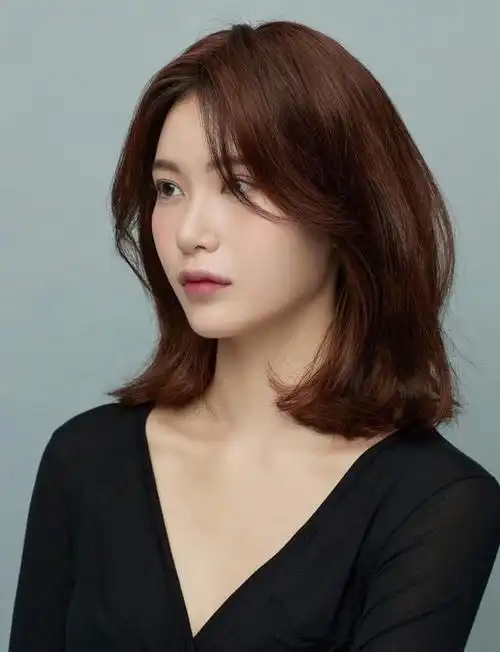 脸大的妹子适合什么发型波波头搭配齐刘海很洋气瘦脸又显脸小