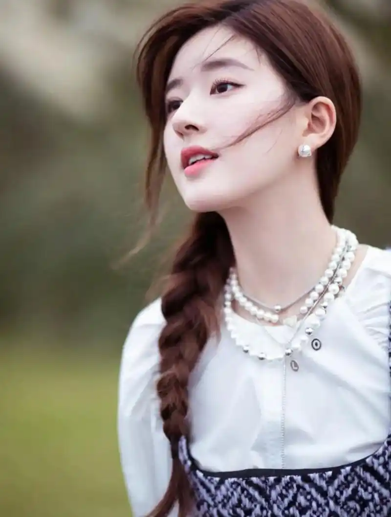 甜妹与珍珠.带珍珠的少女——赵露思 在珠光的衬托下,既可爱又 - 抖音