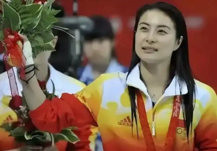 郭晶晶"低调"亮相米兰时装周,一身行头12万,不输大牌明星!_腾讯新闻