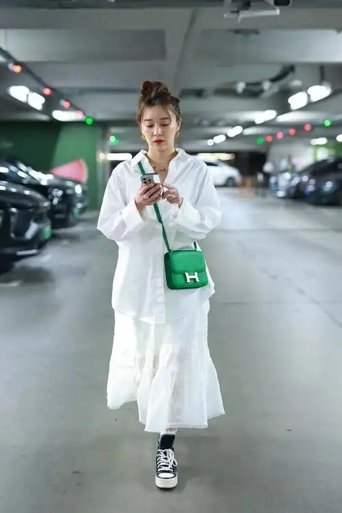 日婆的儿子快成她的街拍挂件了,"鸡腿姑娘"李沁这一等就是五年!