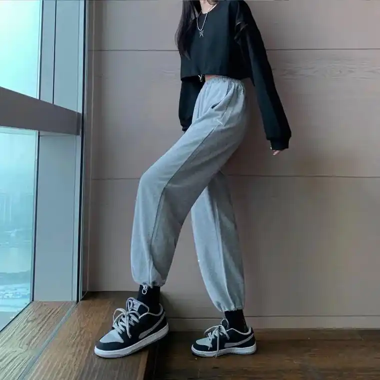 运动风格的灰色裤子,宽松舒适,抽绳设计更加贴合身形.百搭的款 - 抖音