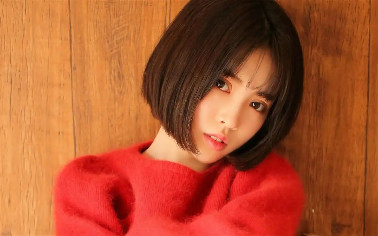 红衣短发美女写真桌面壁纸