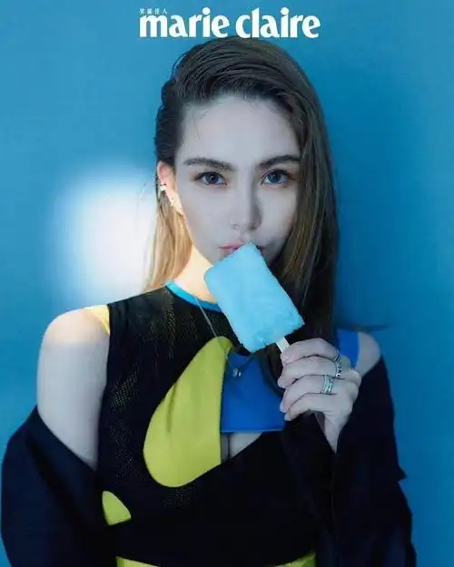 周杰伦高调宠妻!昆凌封肚不生了,出席活动瘦10斤穿西装要回归