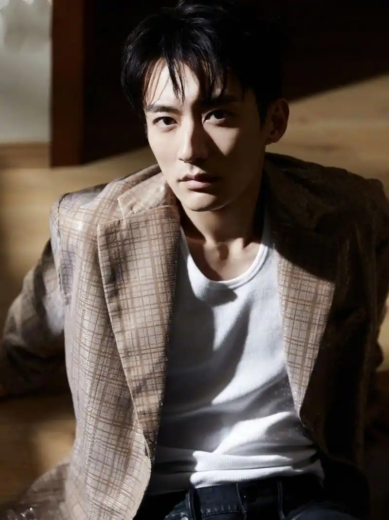 刘学义的民宿生活  午后阳光洒在麋洱民宿的窗棱上,一抹帅气的身影在