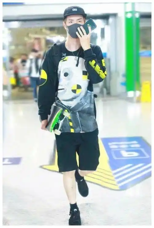 原创王一博仗着自己182的身高故意穿女生的t恤裙成了六四分