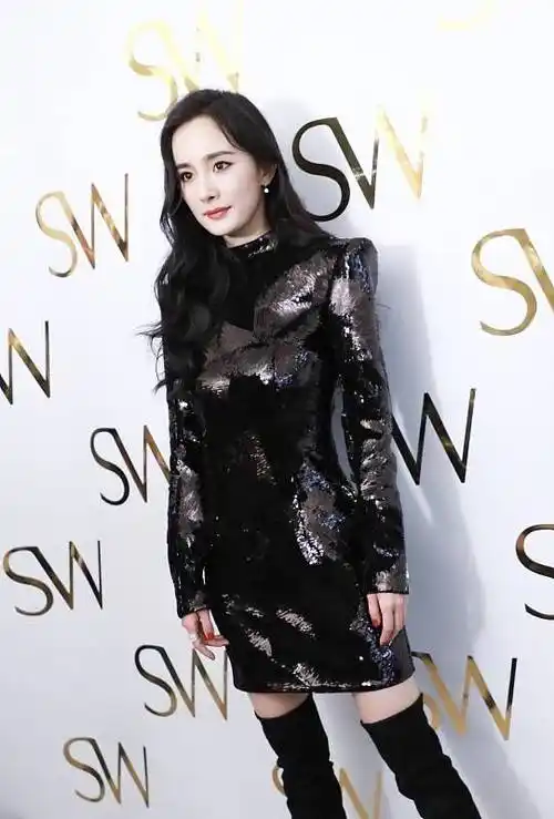 杨幂的身材真好身穿黑色短裙秀美腿展现气场还很有女人味