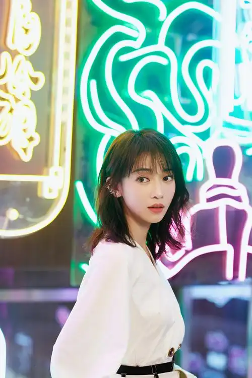 29岁吴谨言越来越精致,衬衫配高腰短裤显腿长,看到后背我羡慕了