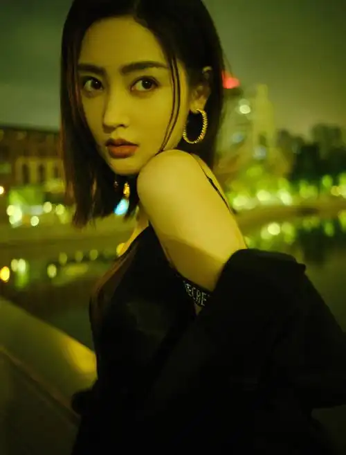 张天爱分享街头港风大片暮色渐浓卷进温柔夜色