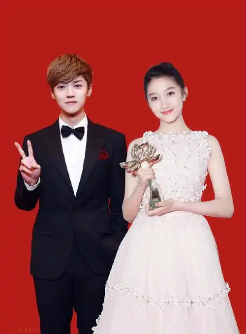 原创关晓彤鹿晗再撒狗粮飞外地工作还约着一起熬夜打游戏感情超甜蜜