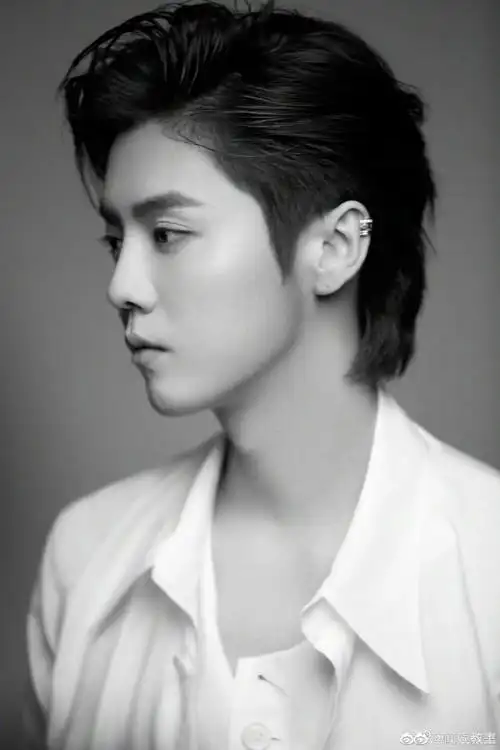 鹿晗黑白侧拍写真