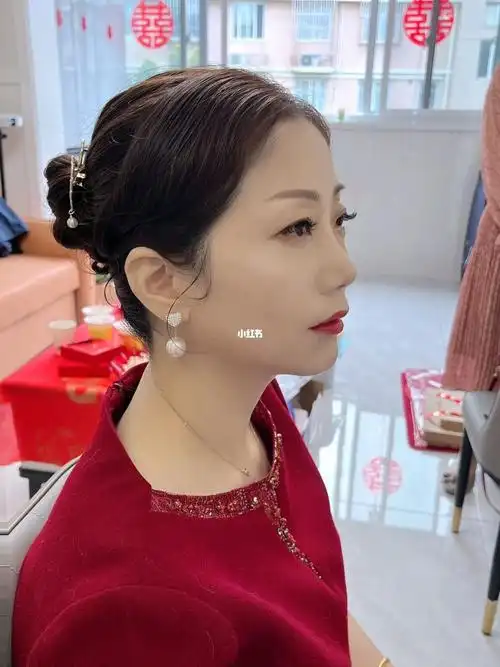 新娘的妆容是由主化妆师化的,这妆容是要化很久时间的,那结婚当天婆婆