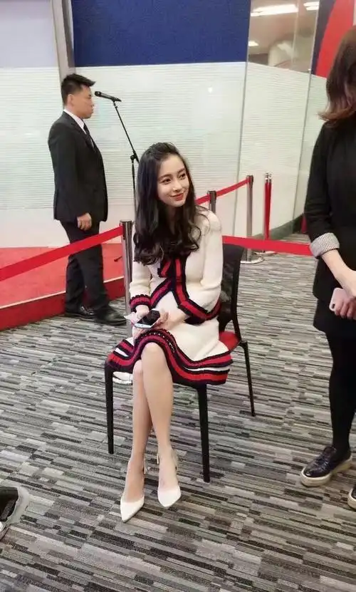 美图公司今日在香港上市 angelababy挺孕肚现场助阵